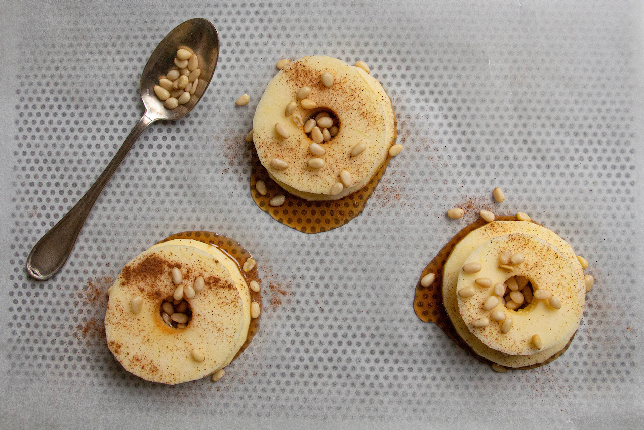 Tartelettes pommes, pignons de pins et pistaches