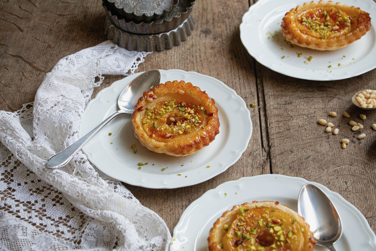 Tartelettes pommes, pignons de pins et pistaches