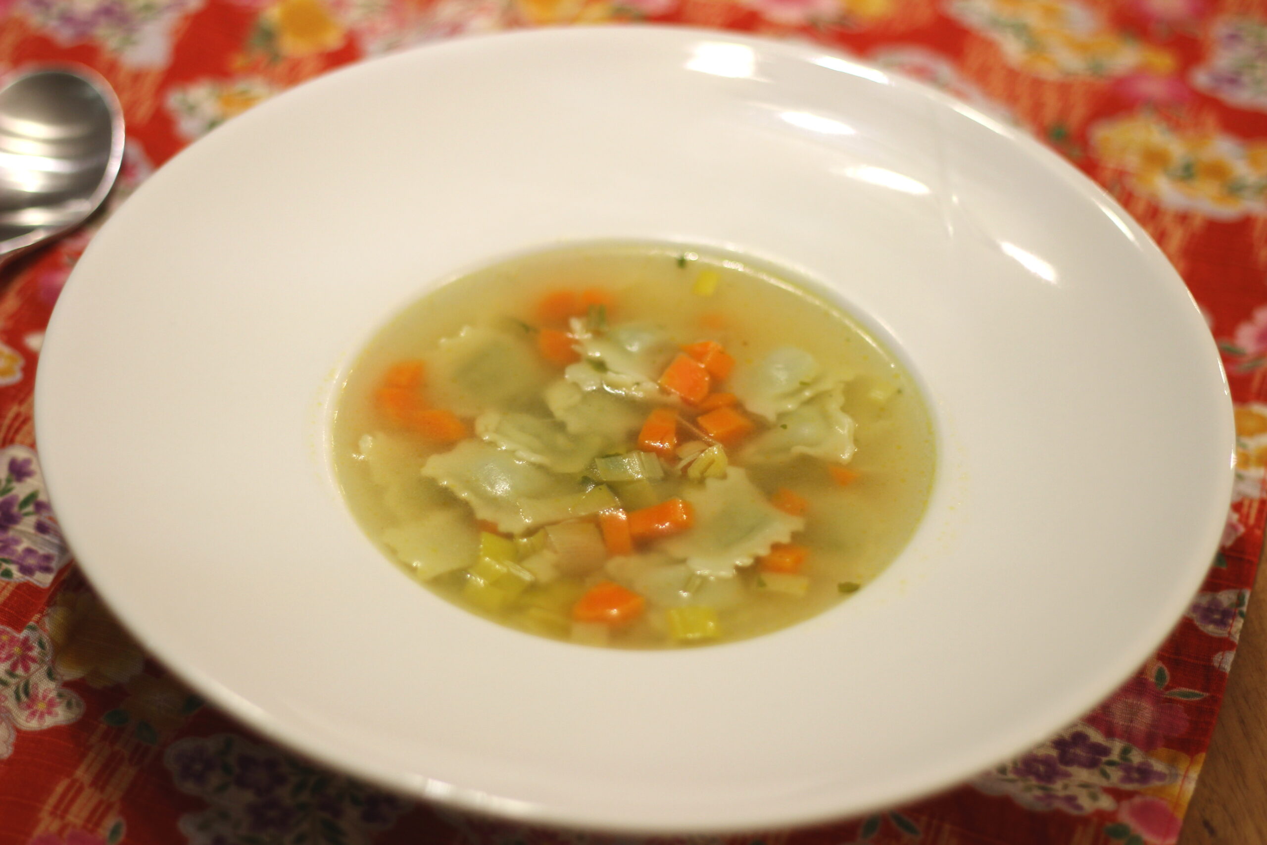 Bouillon de ravioles et légumes
